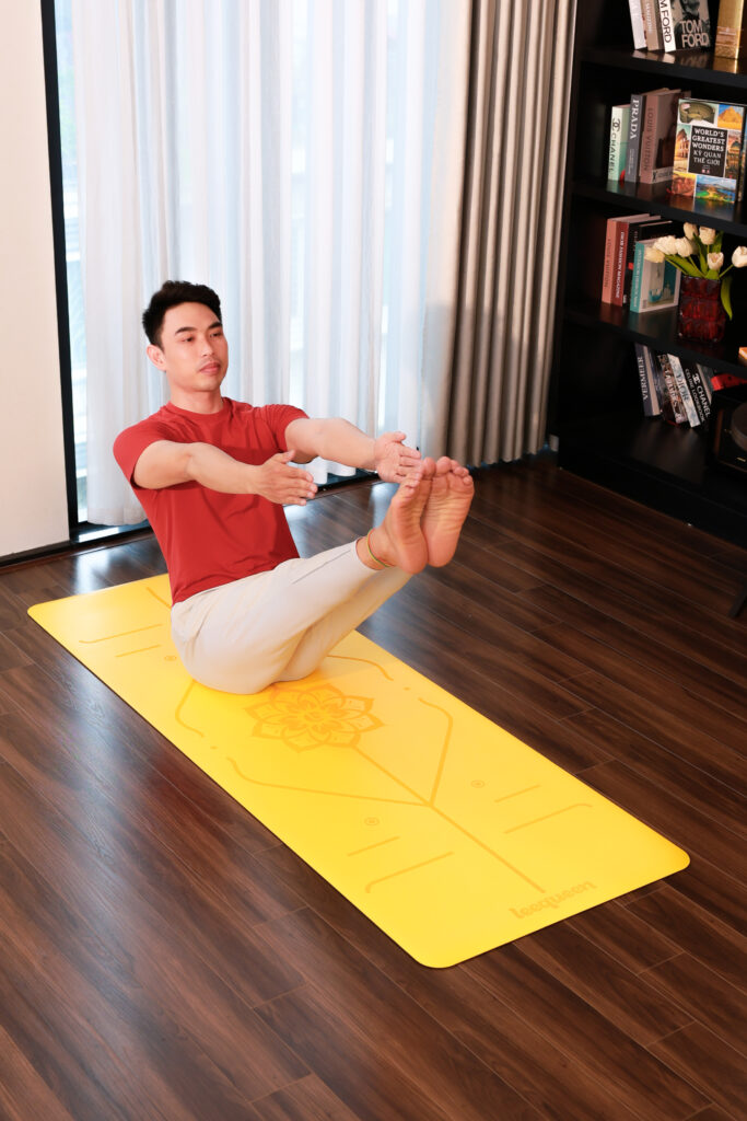 Người tập Yoga trên thảm Mira Leequeen màu vàng có họa tiết định tuyến
