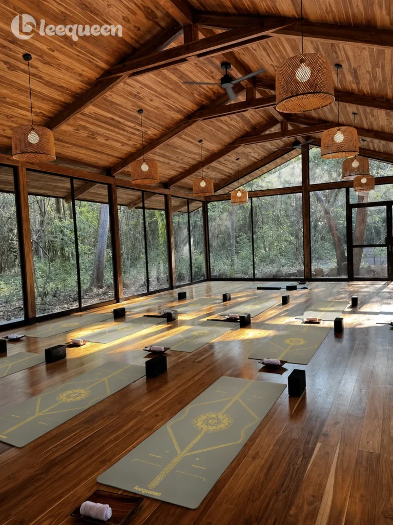 Không gian lớp Yoga sử dụng thảm Leequeen
