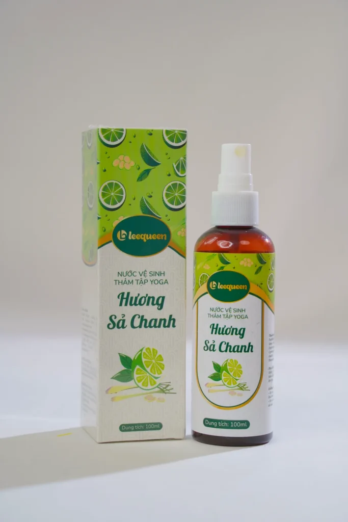 Chai xịt nước vệ sinh thảm Leequeen hương sả chanh đặt cạnh hộp