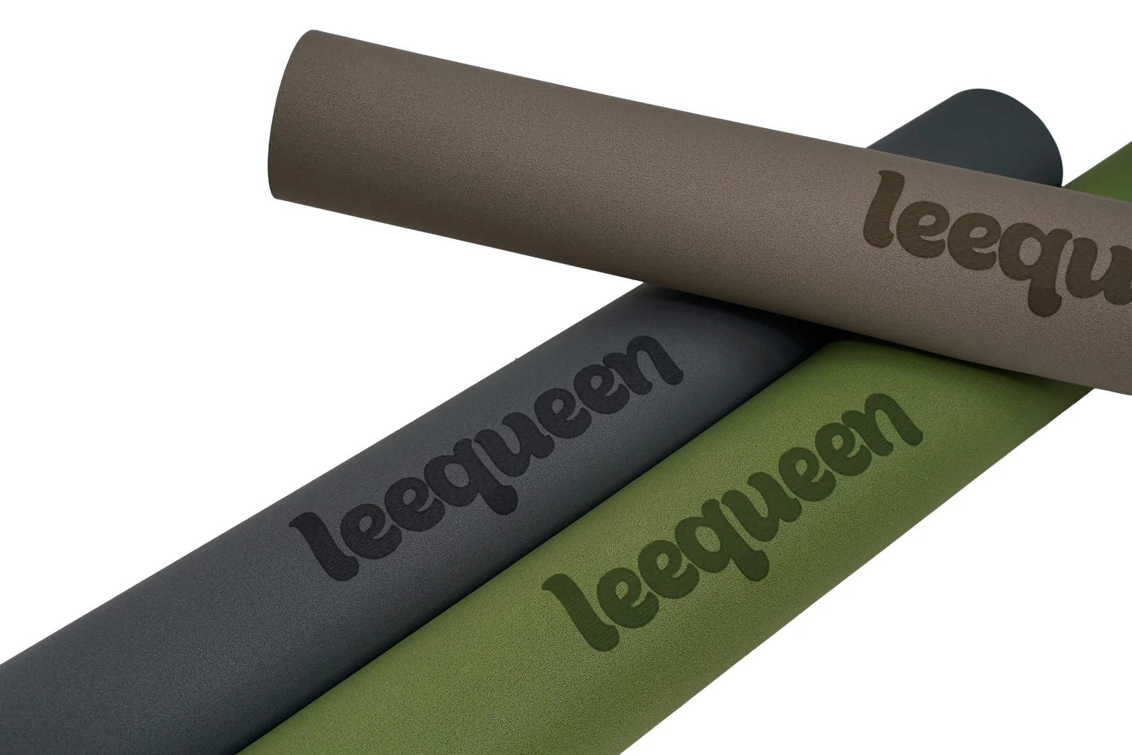 Các thảm Leequeen màu be, xám và xanh với bề mặt logo được chụp cận cảnh